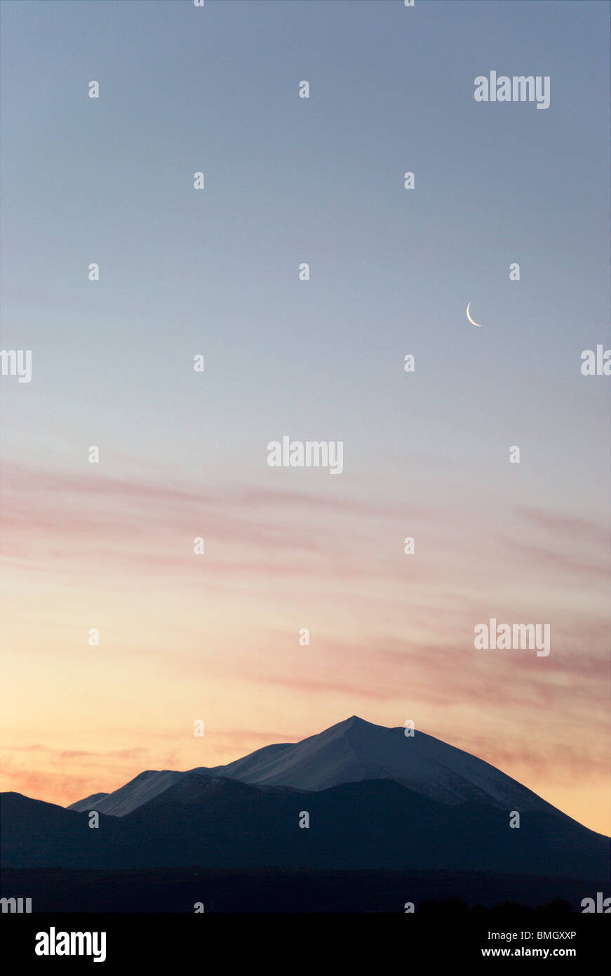 Avant l'aube, croissant de lune sur le mont Ida de Crète, Grèce Banque D'Images