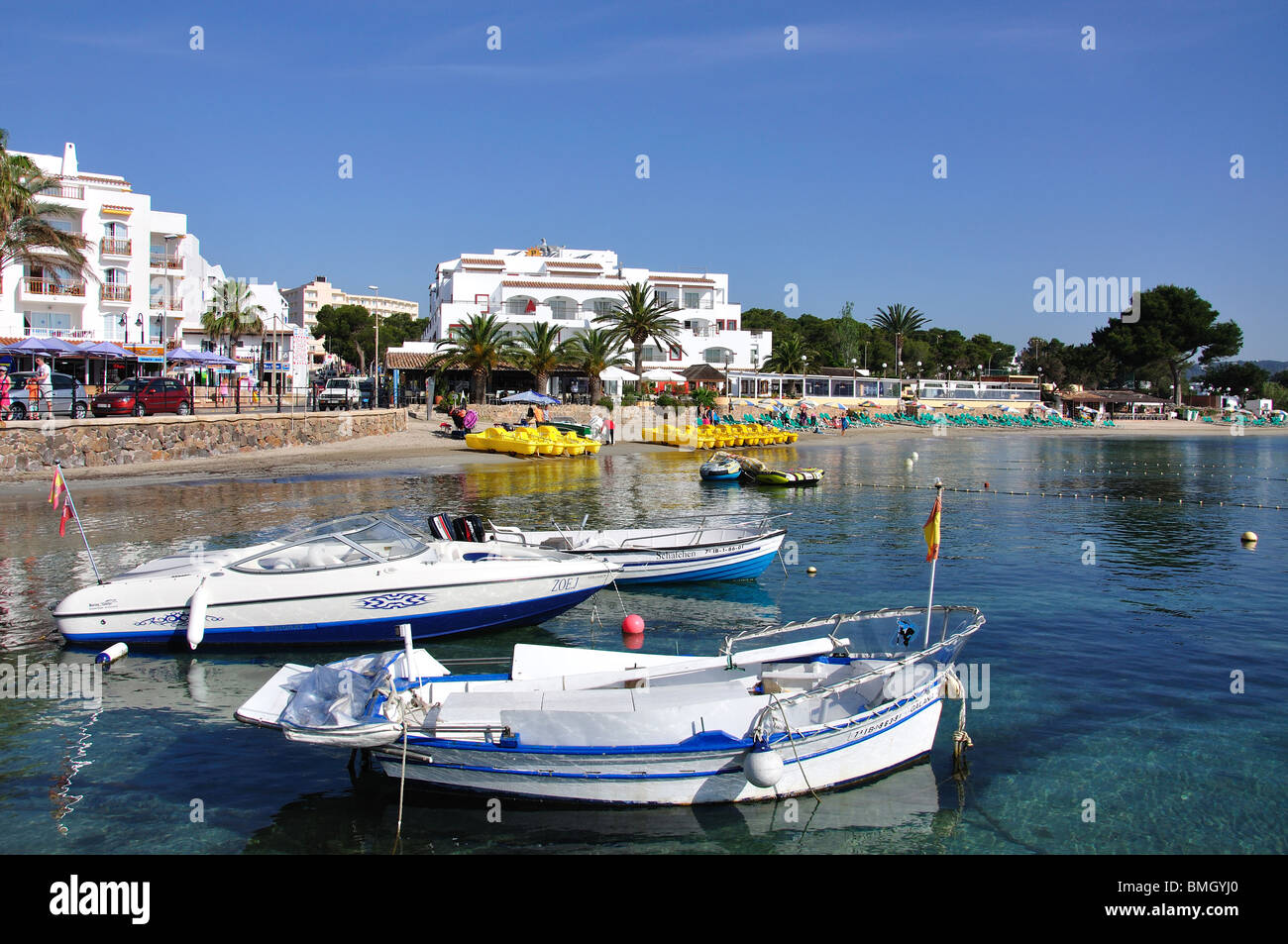 Plage et vue sur le port, Es Cana, Ibiza, Baléares, Espagne Banque D'Images
