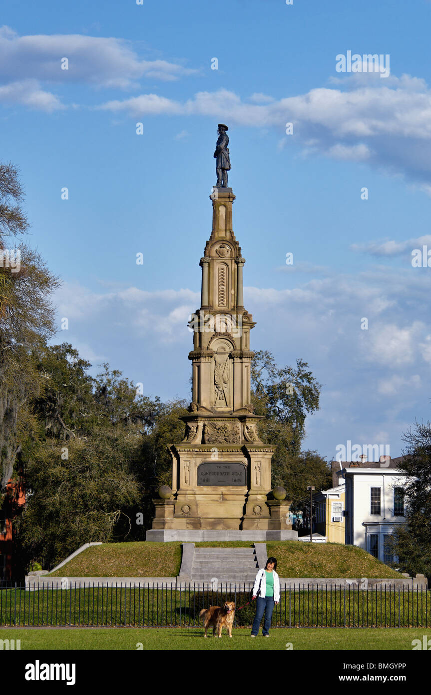 Femme avec Golden Retriever près de la Confederate Memorial à Forsyth Park à Savannah, Géorgie Banque D'Images