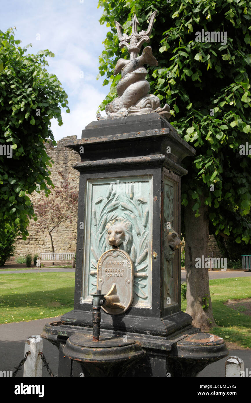 Une fontaine d'eau présenté par George Woodhouse maire en 1908 à l'extérieur des murs du château Ludlow Shropshire UK Banque D'Images