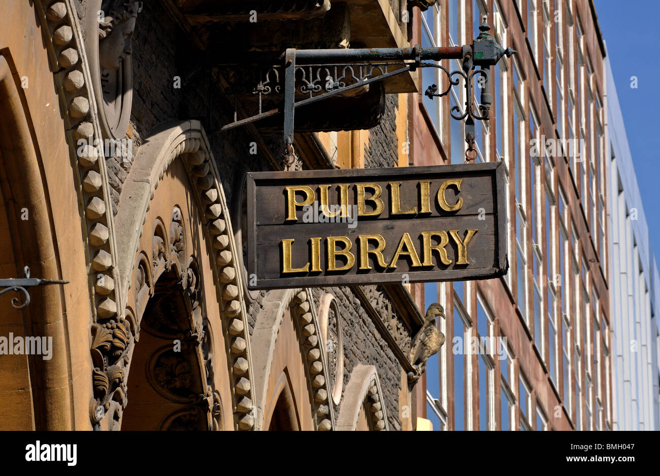 Signe de la bibliothèque publique, centre-ville d''Hereford, Royaume-Uni Banque D'Images