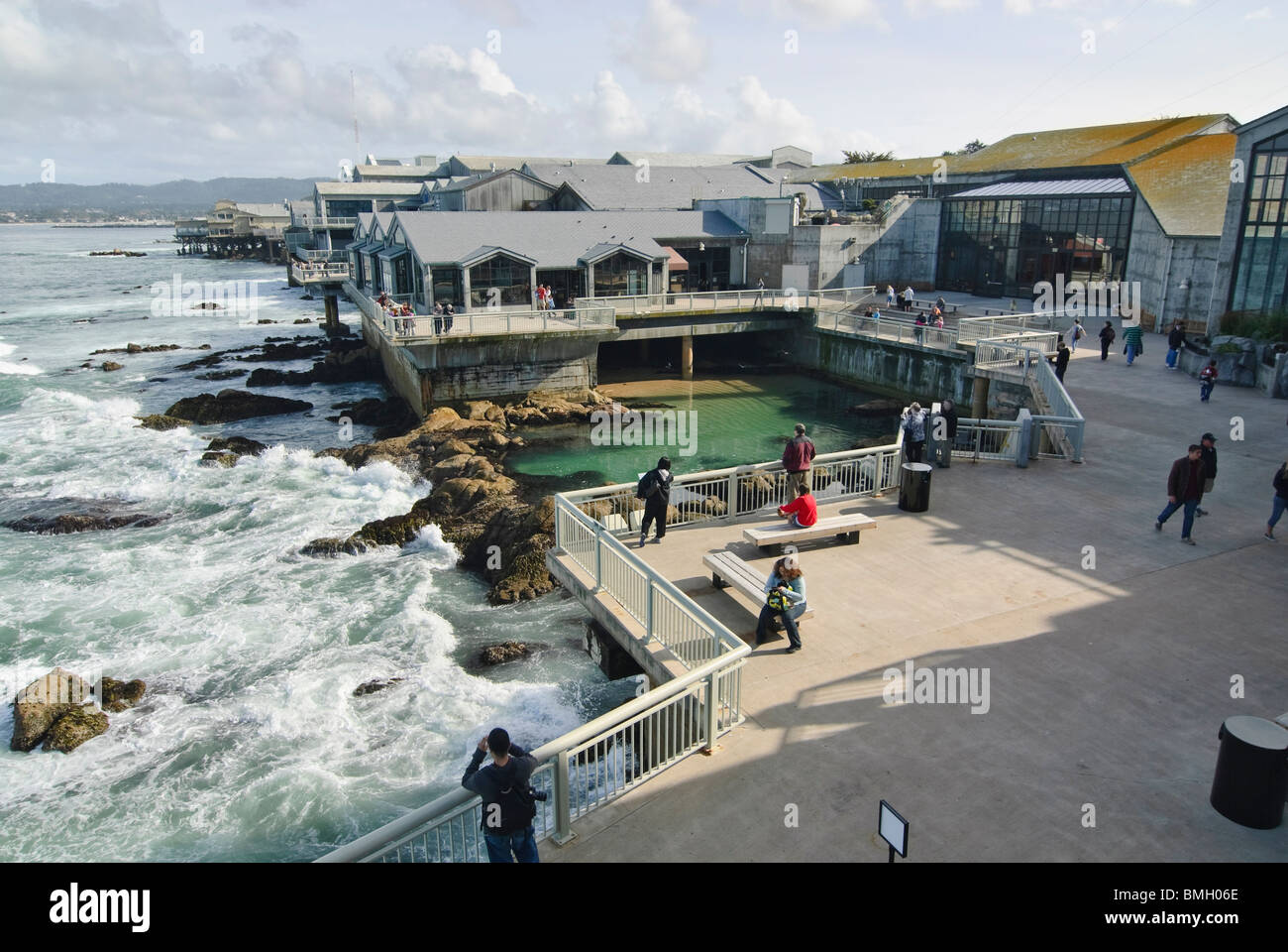 Vue extérieure de l'Aquarium de Monterey Bay le long de l'océan Pacifique. Le grand amphithéâtre de marée peut être vu. Banque D'Images