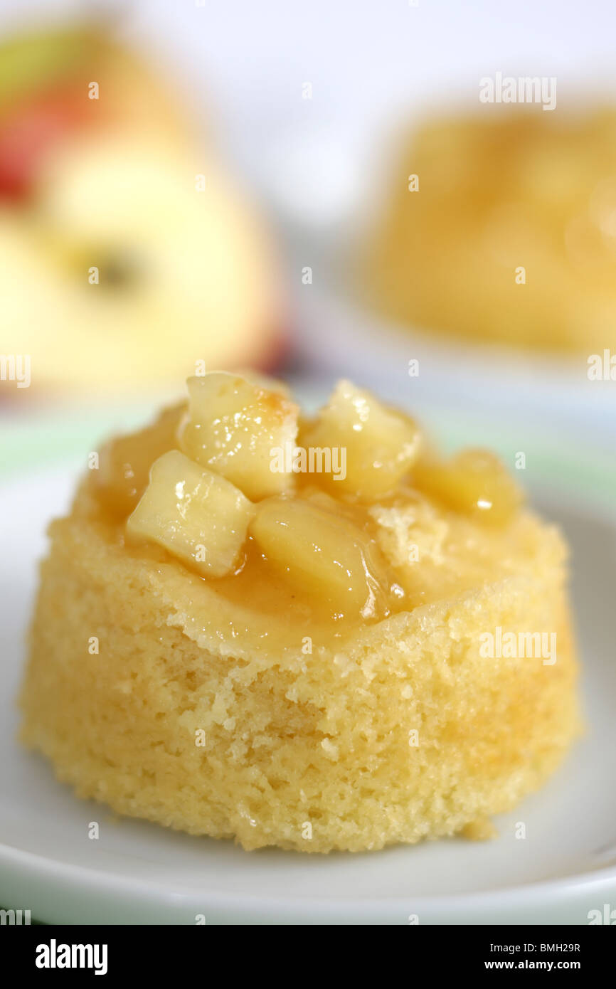 La foi traditionnelle de l'Eve dessert au lait avec compote de pommes sur un fond blanc et pas de personnes Banque D'Images