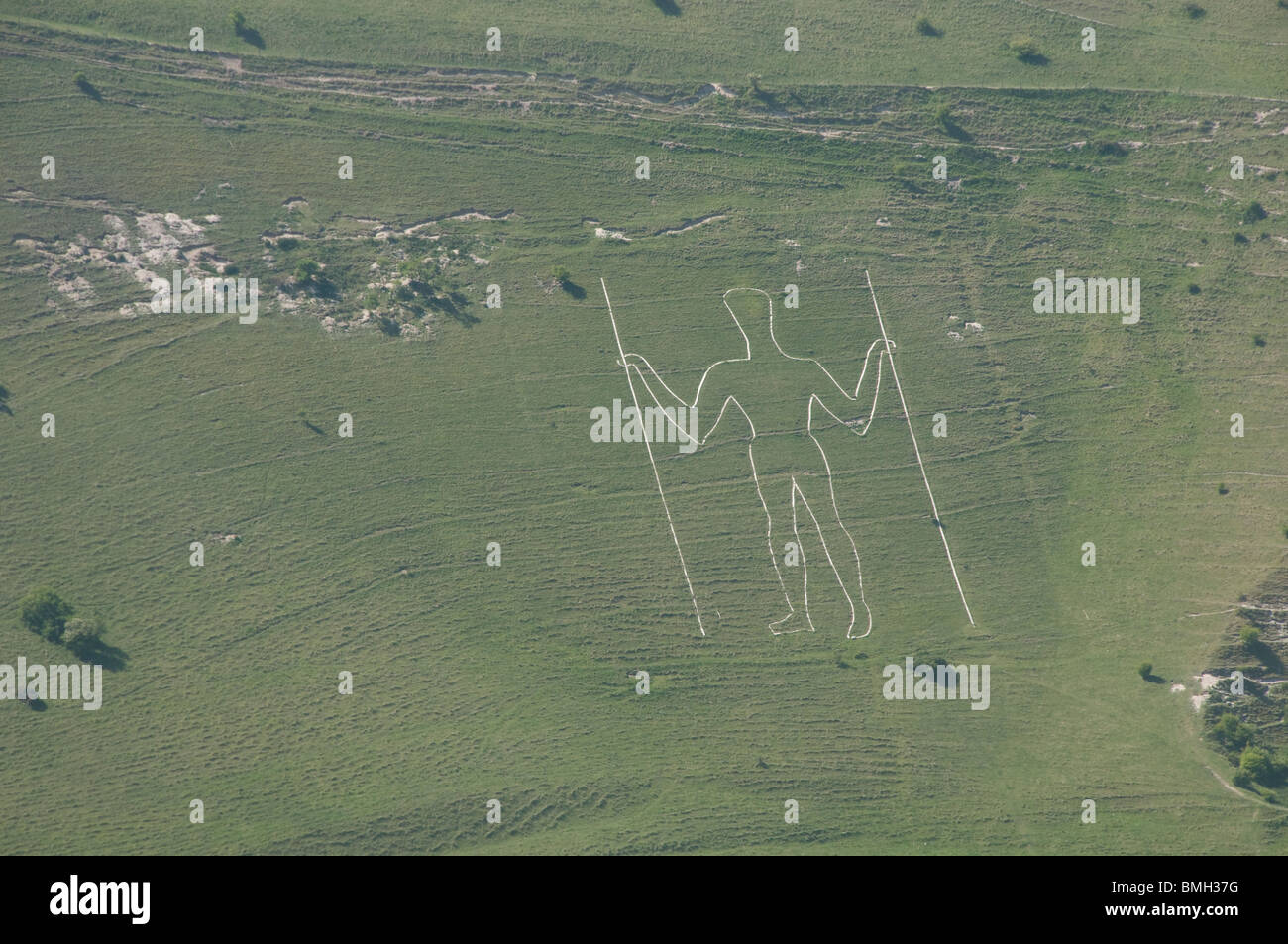 Photographie aérienne du long man de Wilmington dessin à la craie sur les South Downs, Sussex, Angleterre Banque D'Images