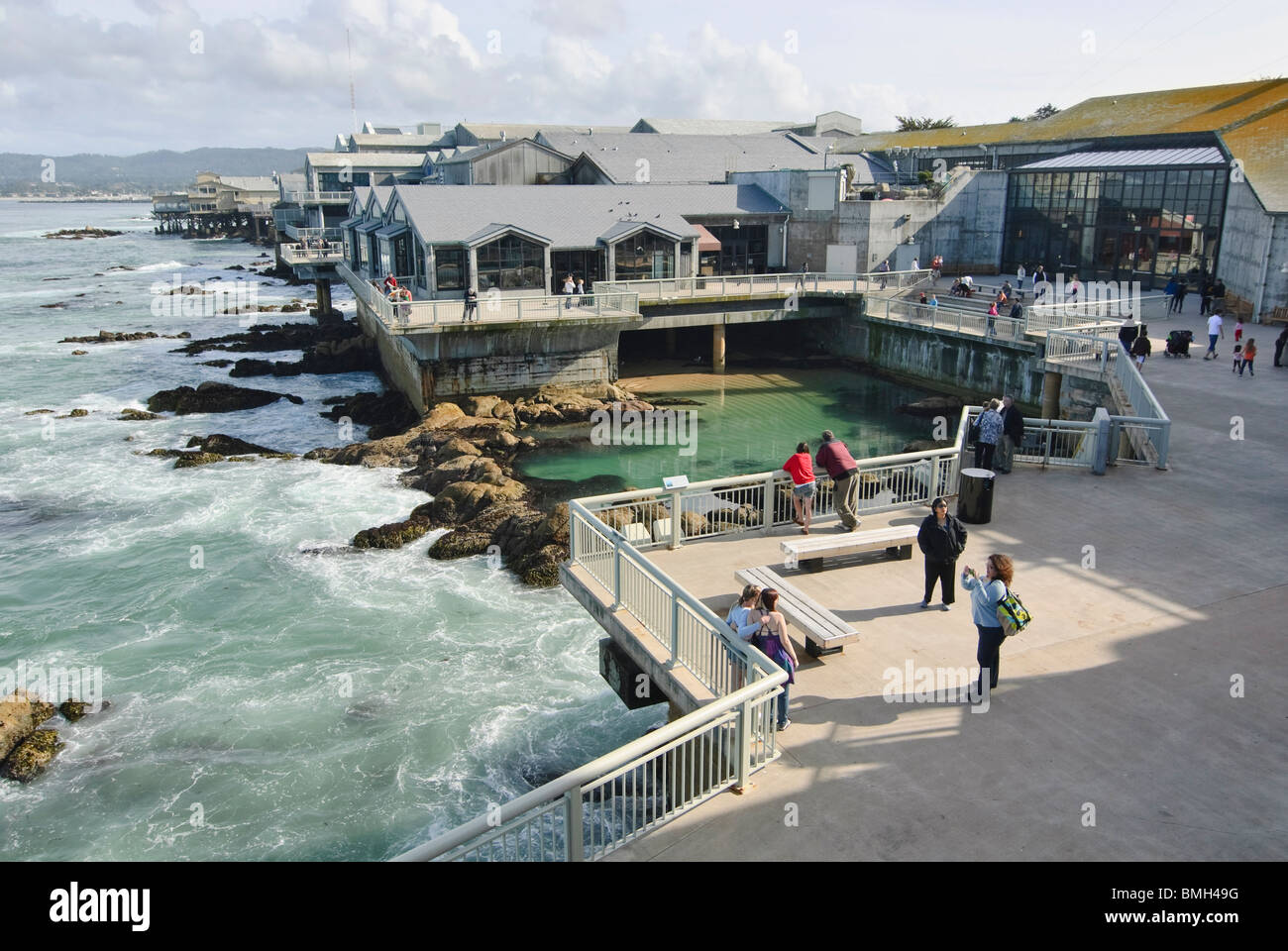 Vue extérieure de l'Aquarium de Monterey Bay le long de l'océan Pacifique. Le grand amphithéâtre de marée peut être vu. Banque D'Images