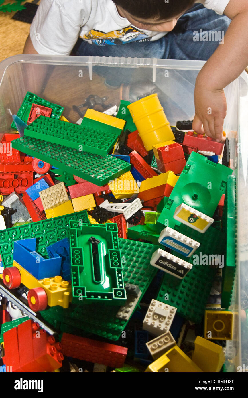 Jeune garçon jouant avec des blocs de Lego. Banque D'Images