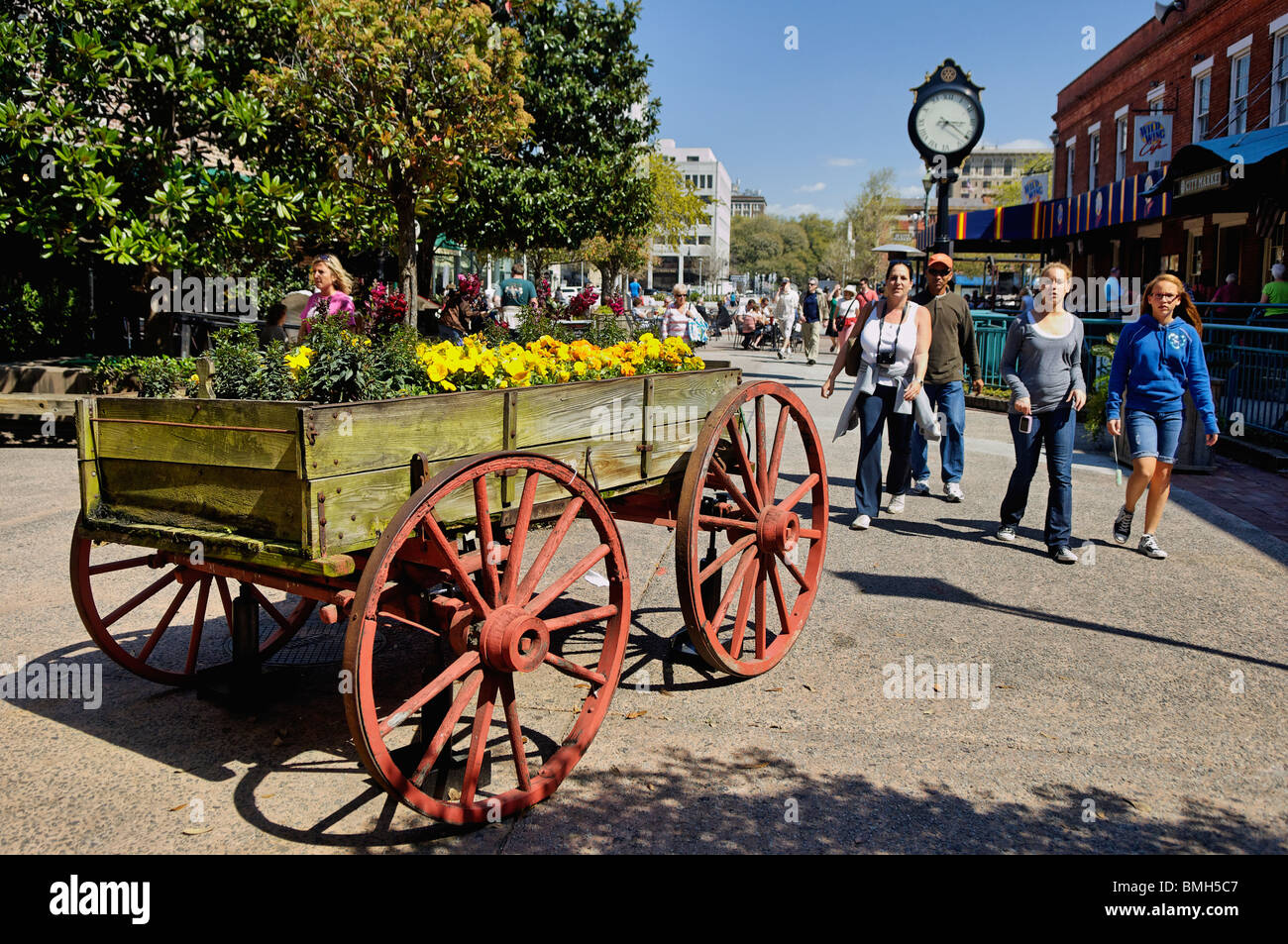 Les touristes en se promenant dans le marché de la ville de Savannah, Géorgie Banque D'Images