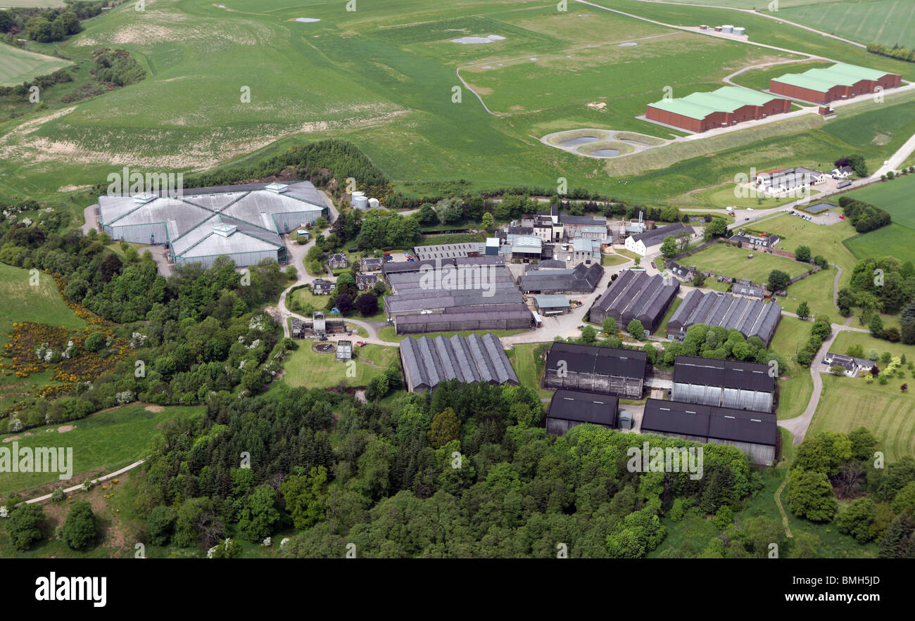 Vue aérienne de la célèbre distillerie de whisky Macallan près de Ballindalloch dans les highlands d'Écosse dans le Speyside Banque D'Images