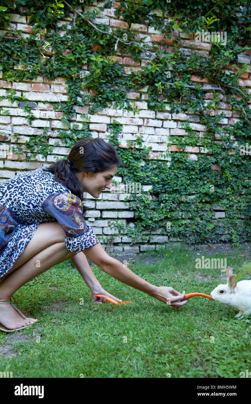 Woman feeding carottes à un lapin Banque D'Images
