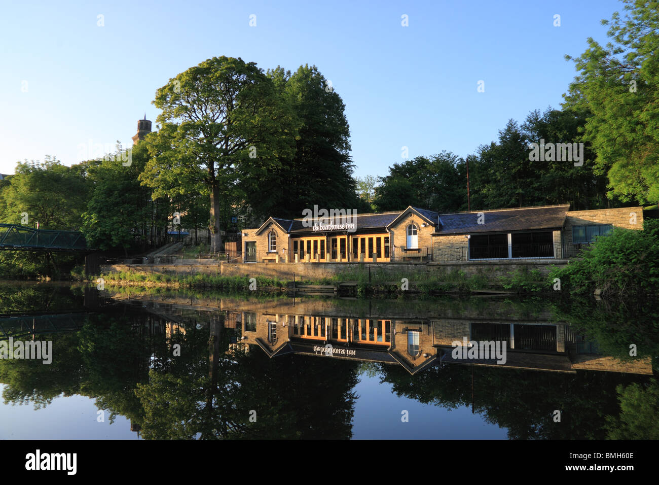 Le Boathouse Inn, qui a été une fois Sir Titus Salt's Boat House, sur la rivière Aire à Saltaire, Bradford, West Yorkshire Banque D'Images