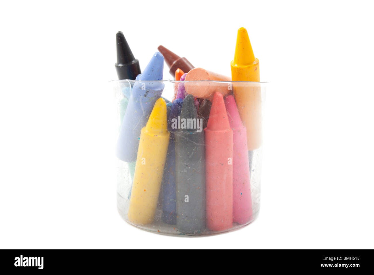 Les crayons de cire en pot en plastique transparent sur fond blanc Banque D'Images