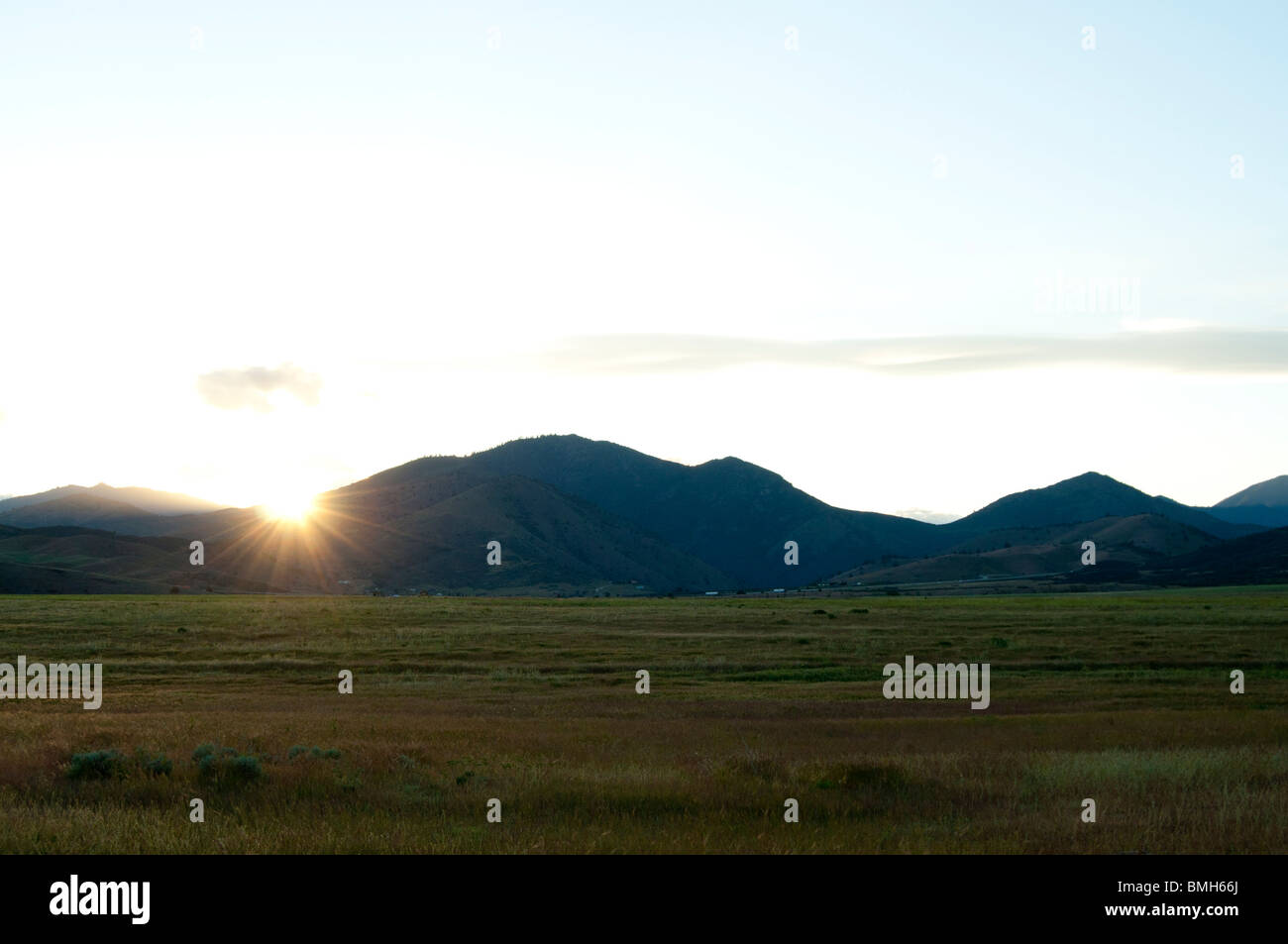 Coucher de soleil dans la vallée de Siskiyou, nord de la Californie au cours des montagnes Siskiyou. Banque D'Images