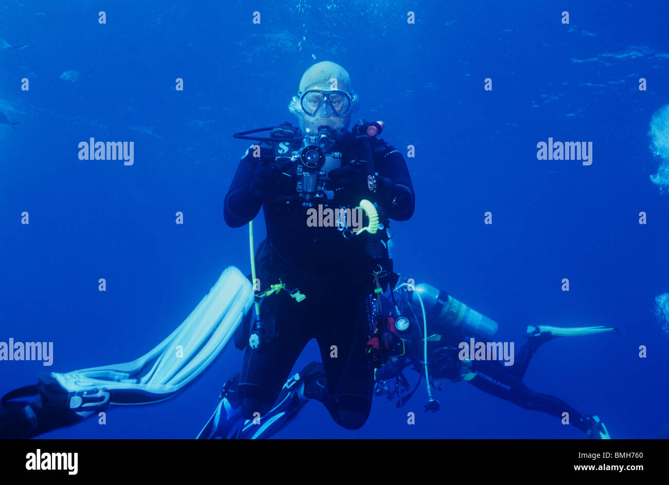 Les plongeurs sous l'eau, près de Darwins Arch. Galapagos. La photographie sous-marine. Peter prend une photo de moi. Banque D'Images