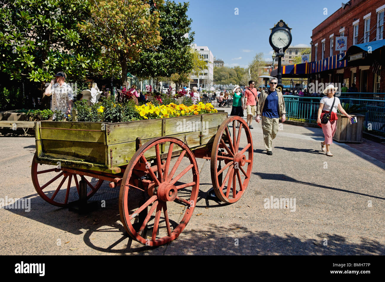 Les touristes en se promenant dans le marché de la ville de Savannah, Géorgie Banque D'Images