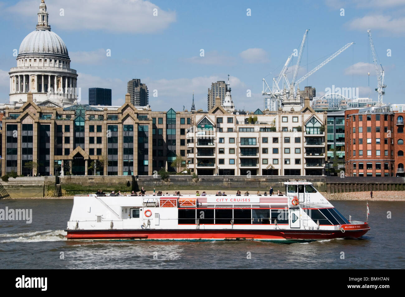 Bateaux de croisières de la ville de la paix" du millénaire passe la Cathédrale St Paul Banque D'Images