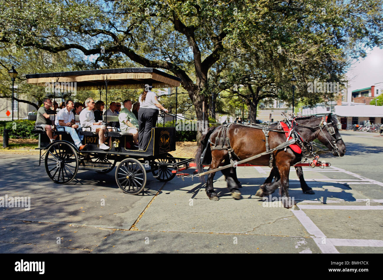 Old Town Trolley rempli de touristes au centre-ville de Savannah, Géorgie Banque D'Images