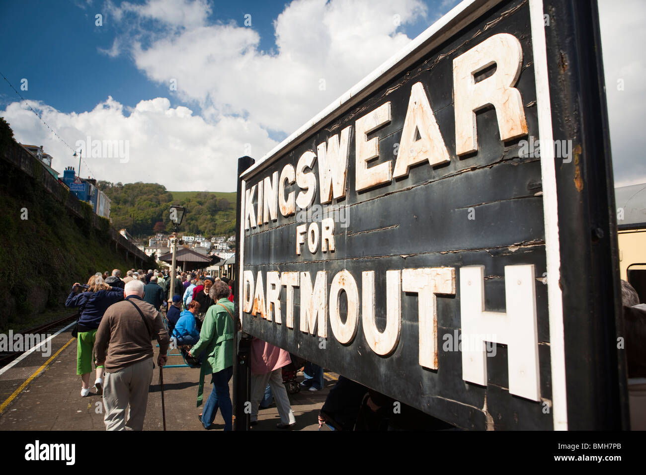 Royaume-uni, Angleterre, Devon Kingswear, plate-forme de la station de train à vapeur, les passagers devant Dartmouth sign Banque D'Images