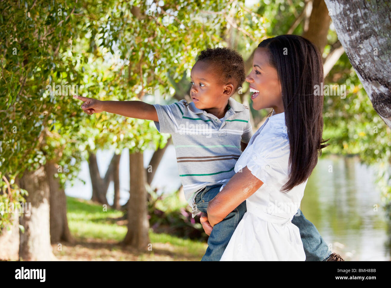 Fort Lauderdale, Floride, États-Unis d'Amérique ; une mère tenant son jeune fils comme il le fait pour quelque chose Banque D'Images