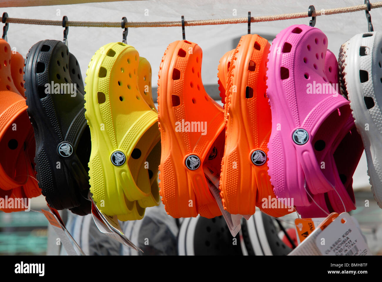 Crocs pour enfants chaussures en vente sur le front de mer de Brighton, Royaume-Uni. Banque D'Images