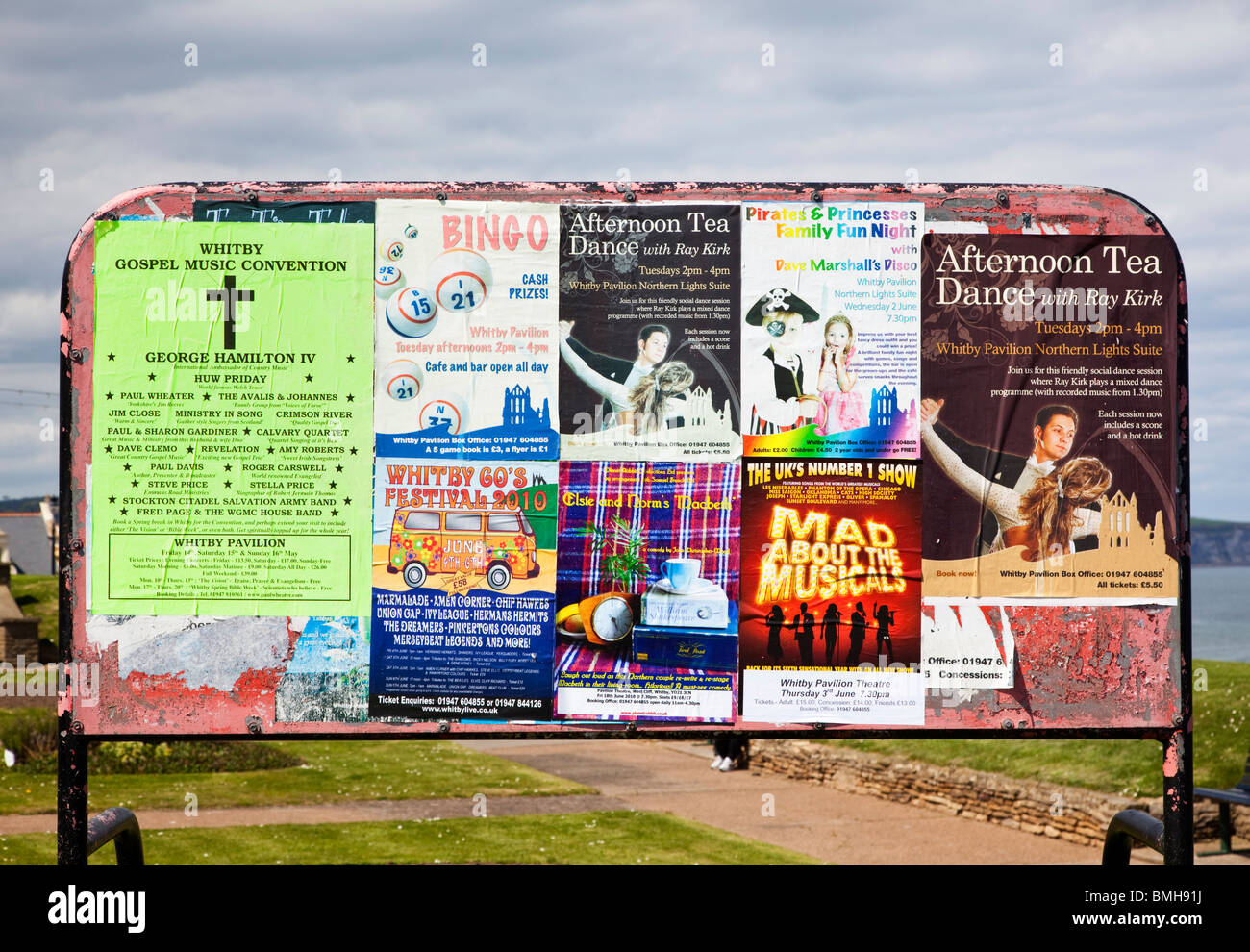 Avec affichage de l'événement local et les activités communautaires des affiches en Angleterre, Royaume-Uni Banque D'Images