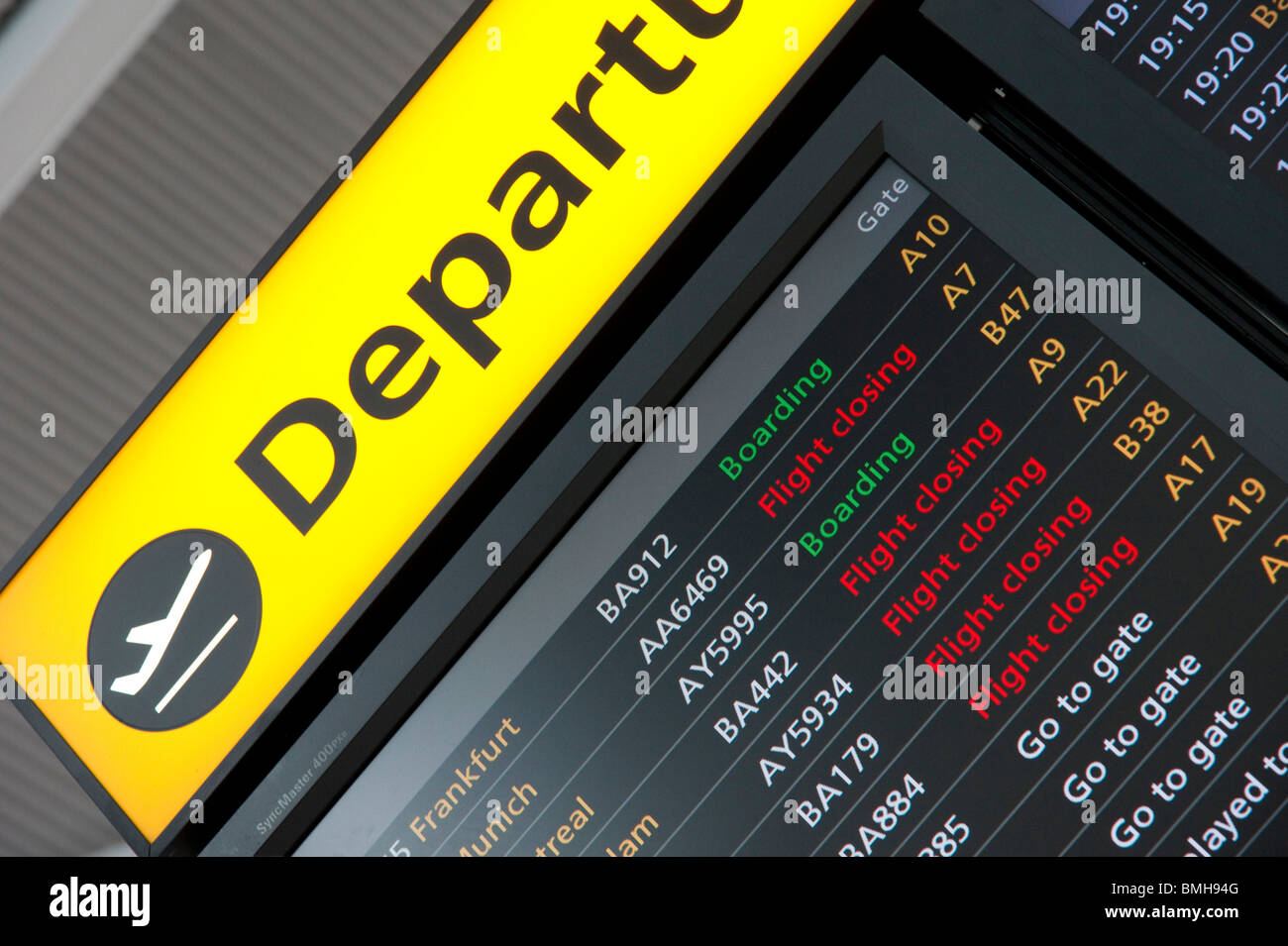 London Heathrow Airport Terminal 5 - départs et surveiller l'information d'embarquement Banque D'Images