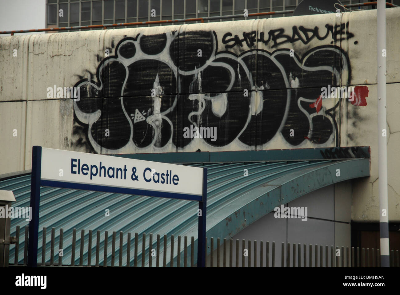 Graffitis au Elephant and Castle, Londres, 2010. Banque D'Images