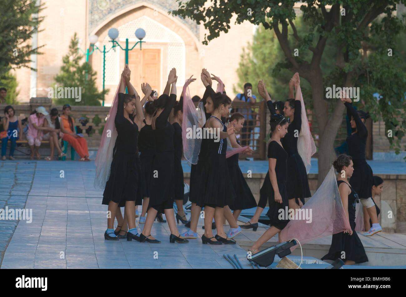 Les jeunes femmes la préparation d'une danse, Reghistan, Samarkand, Ouzbékistan Banque D'Images