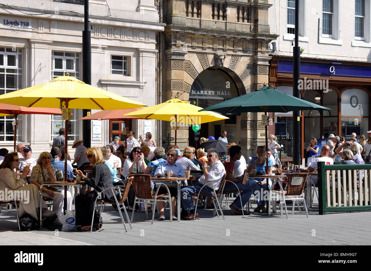 Les gens assis à des tables de café dans High Street, Hereford, Herefordshire, Angleterre, RU Banque D'Images