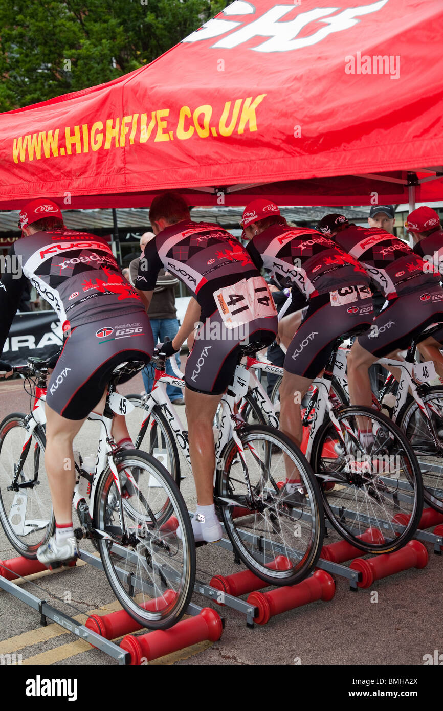 Plusieurs vélos à résistance variable à l'aide de l'équipe de formateur HighFive Vélo rollers, cavaliers dans le Kuota-Road.CC Team , Tour 5 Tour Series, Southport, Merseyside, Royaume-Uni Banque D'Images