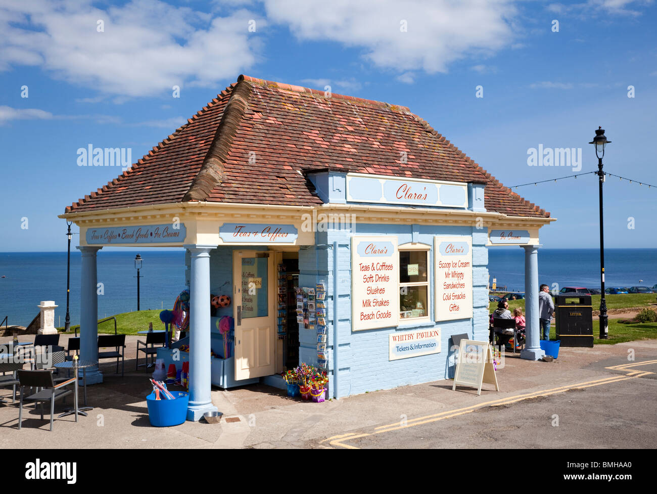 Boutique de cadeaux kiosque en bord de mer à Whitby, North Yorkshire, Angleterre, Royaume-Uni Banque D'Images