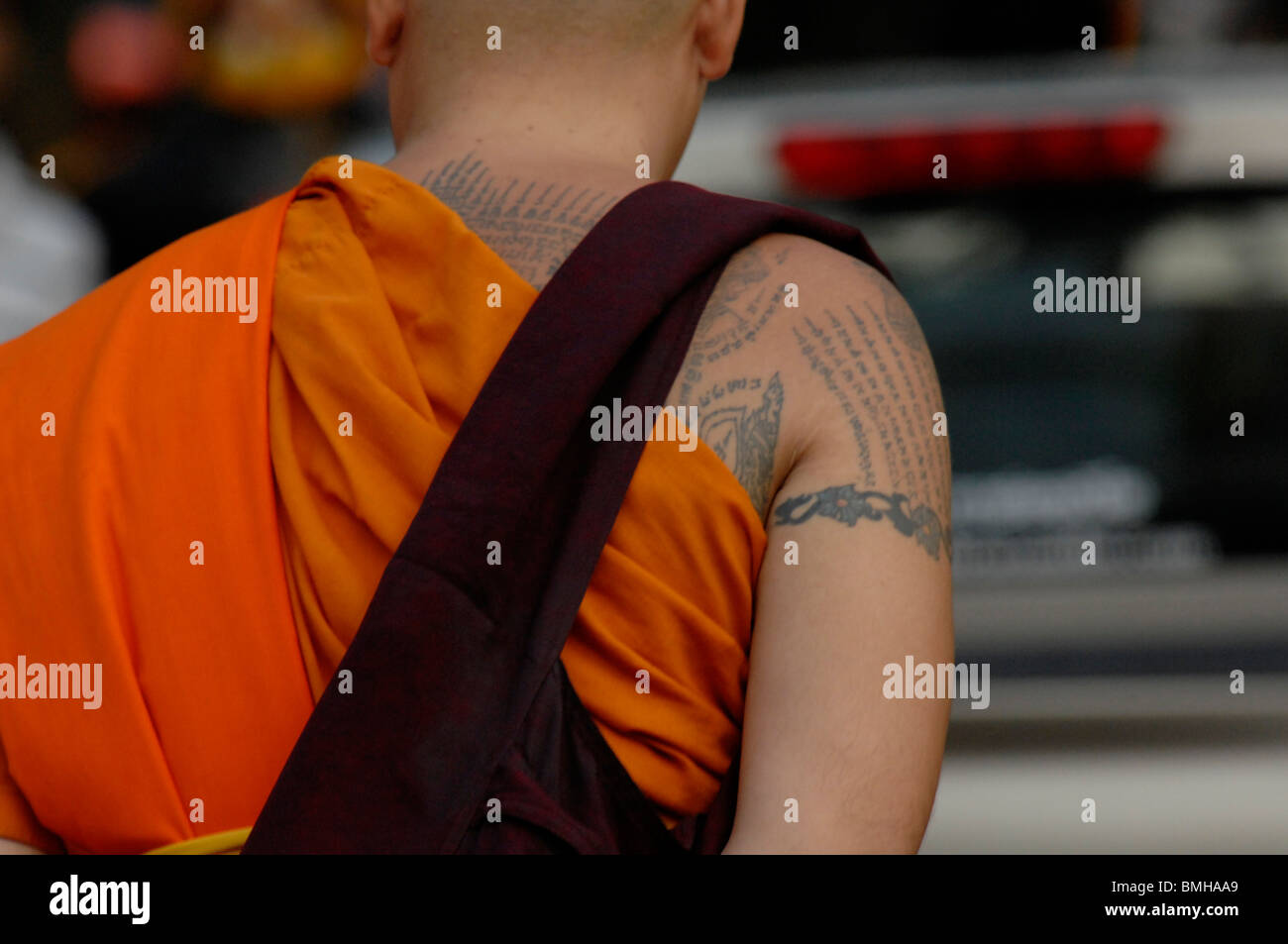 Moine avec le tatouage sur son dos à la Wai Khru cérémonie , Wat Phra Bang , Tambol Ban Gaew Fa , nakornpathom, Thaïlande Banque D'Images