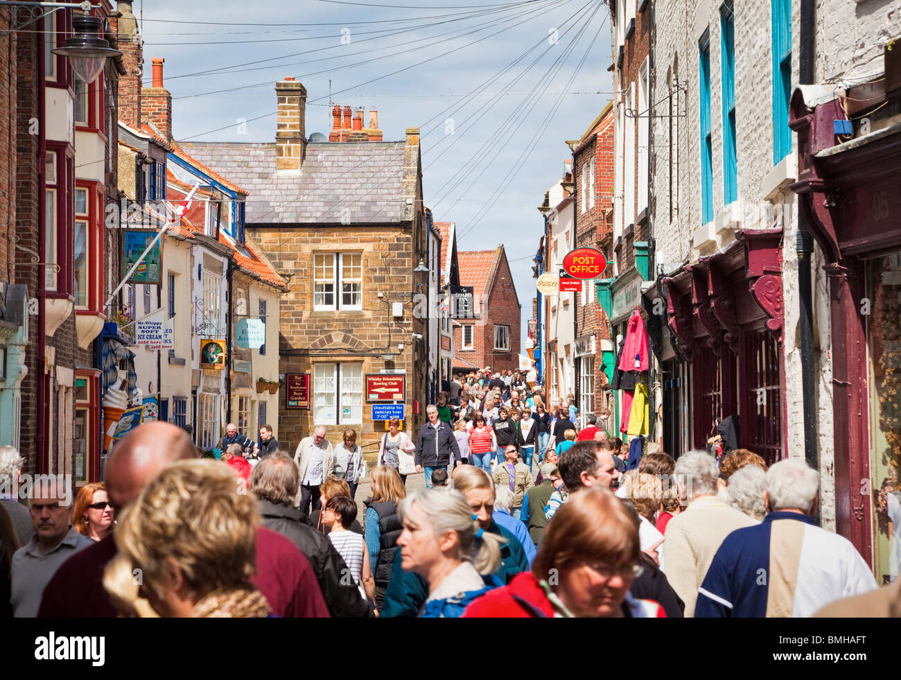Whitby, Royaume-Uni - scène de rue animée du centre-ville bondée avec des acheteurs dans le centre-ville de Whitby, Angleterre, Royaume-Uni Banque D'Images
