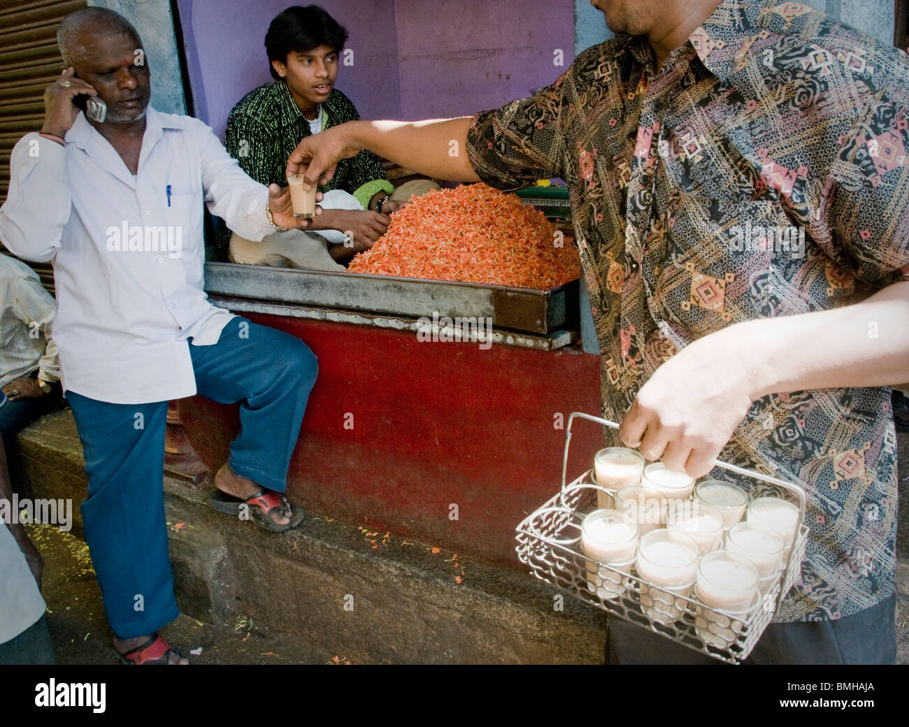 Un vendeur de thé chai offrant un support de blocage dans Devaraja market in India Banque D'Images