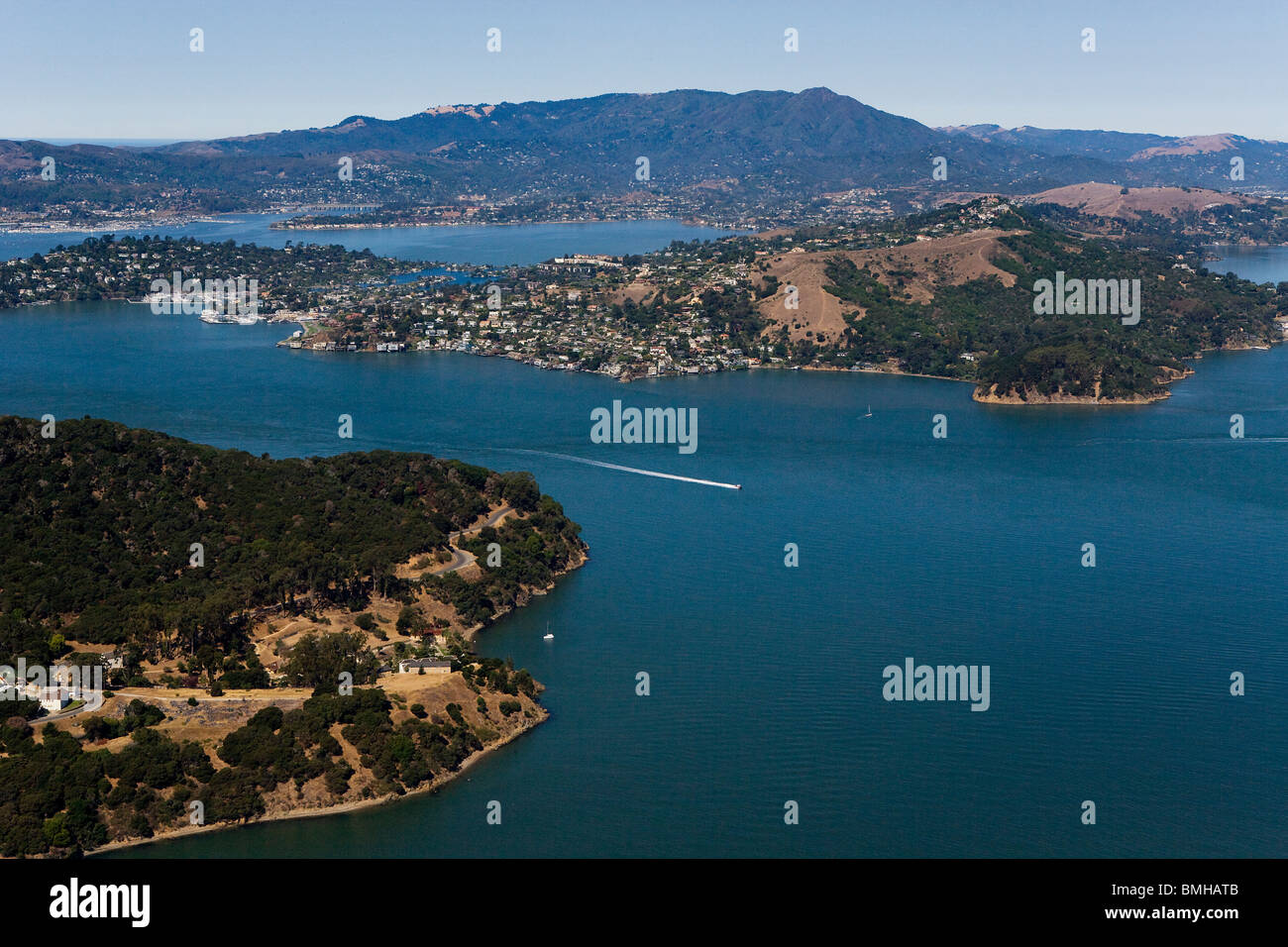 Vue aérienne au-dessus de la baie de San Francisco les quintes raton laveur Tiburon Angel Island Mount Tamalpais le comté de Marin en Californie Banque D'Images