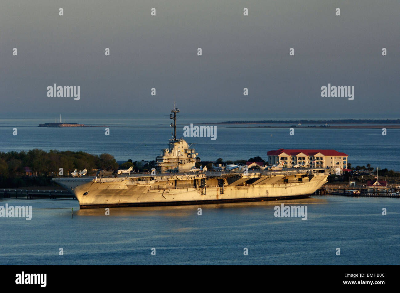 Lumière du soir sur le USS Yorktown avec Fort Sumter dans la Distance près de Charleston, Caroline du Sud Banque D'Images