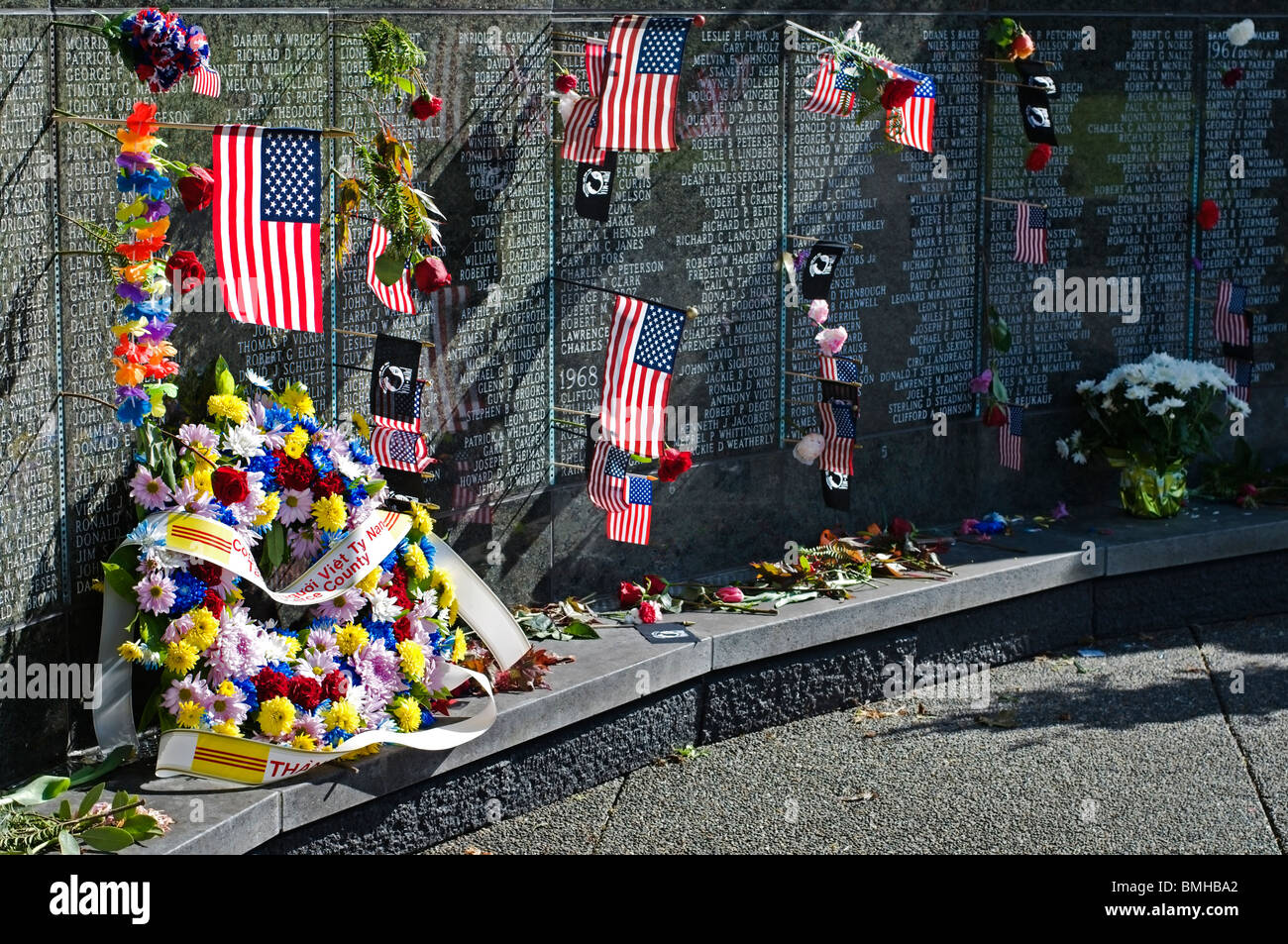 Des drapeaux et des fleurs sont déposées dans l'État de Washington Vietnam Veterans Memorial wall sur Memorial Day à Olympia, Washington. Banque D'Images
