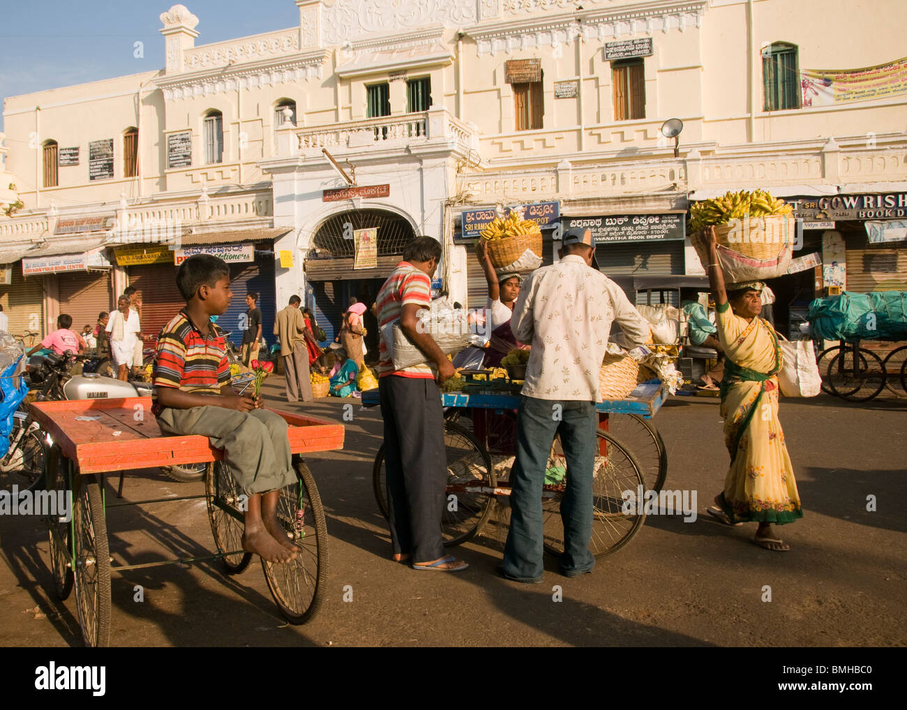 Les gens à l'extérieur de l'entrée principale de Devaraja market à Mysore Inde Banque D'Images