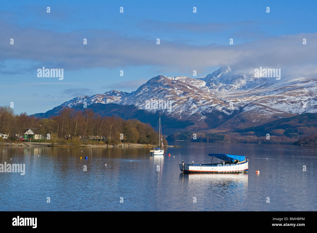 Neige sur le Ben Lomond, de Luss, Loch Lomond, Ecosse. Banque D'Images