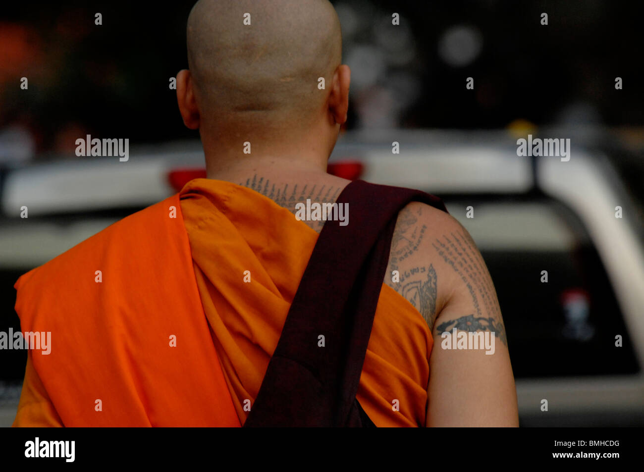 Moine avec le tatouage sur son dos à la Wai Khru cérémonie , Wat Phra Bang , Tambol Ban Gaew Fa , nakornpathom, Thaïlande Banque D'Images