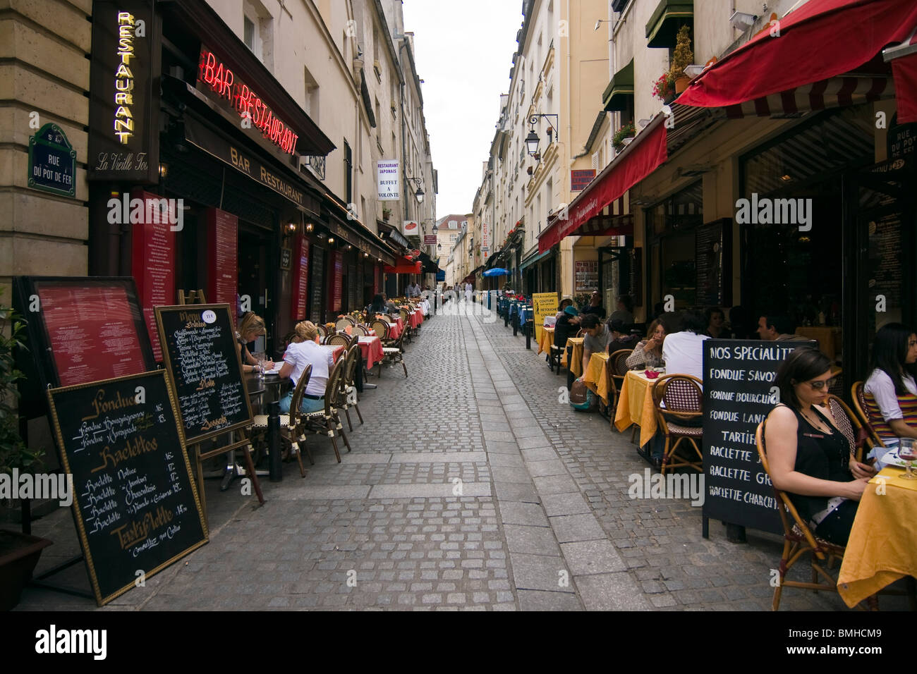 Terrasses de restaurants dans le quartier Mouffetard, Paris, France Banque D'Images