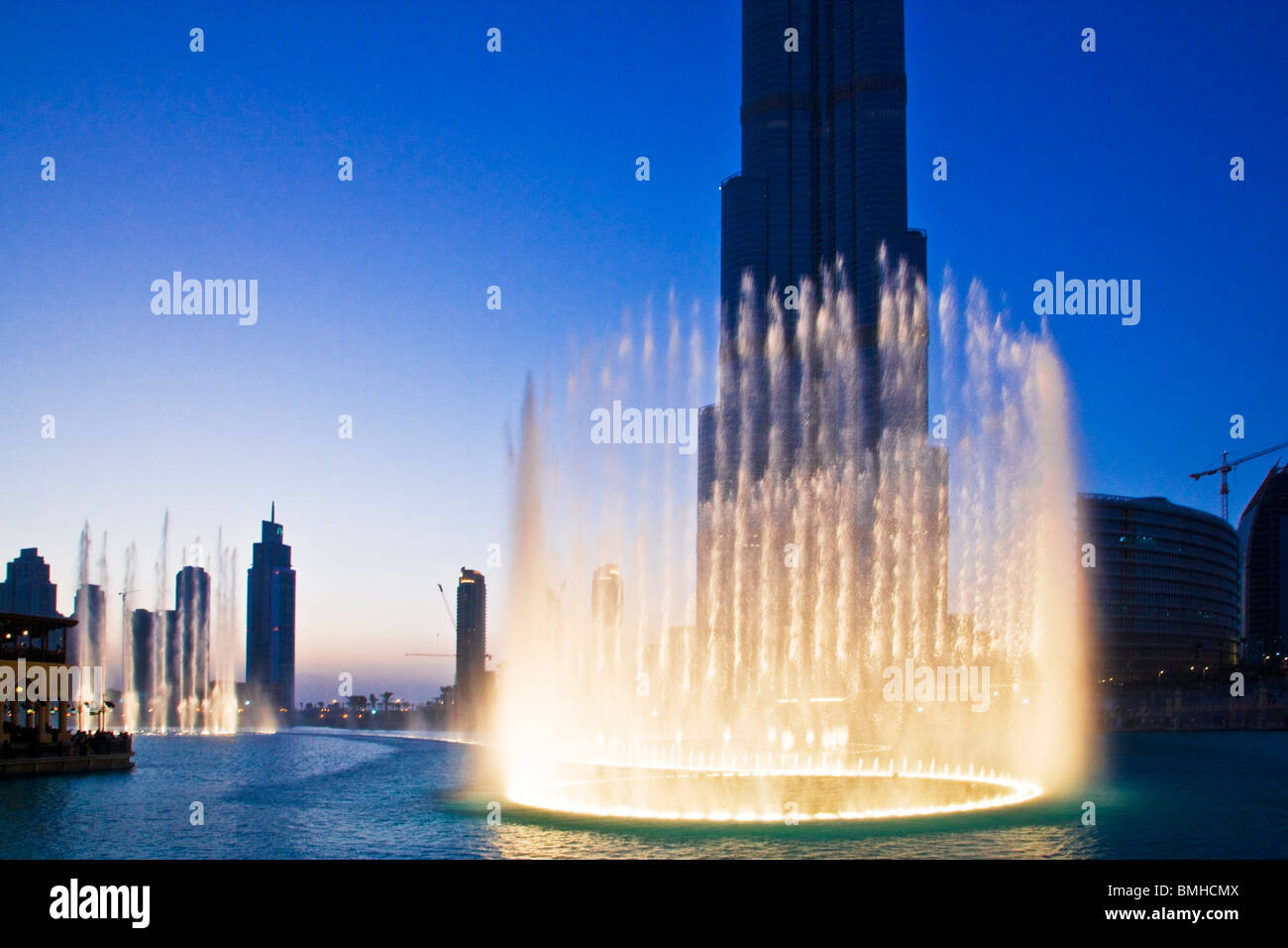 La fontaine de Dubaï afficher en face du Burj Dubaï ou Khalifa, bâtiment le plus haut du monde, au centre-ville de Dubaï, AUX ÉMIRATS ARABES UNIS Banque D'Images