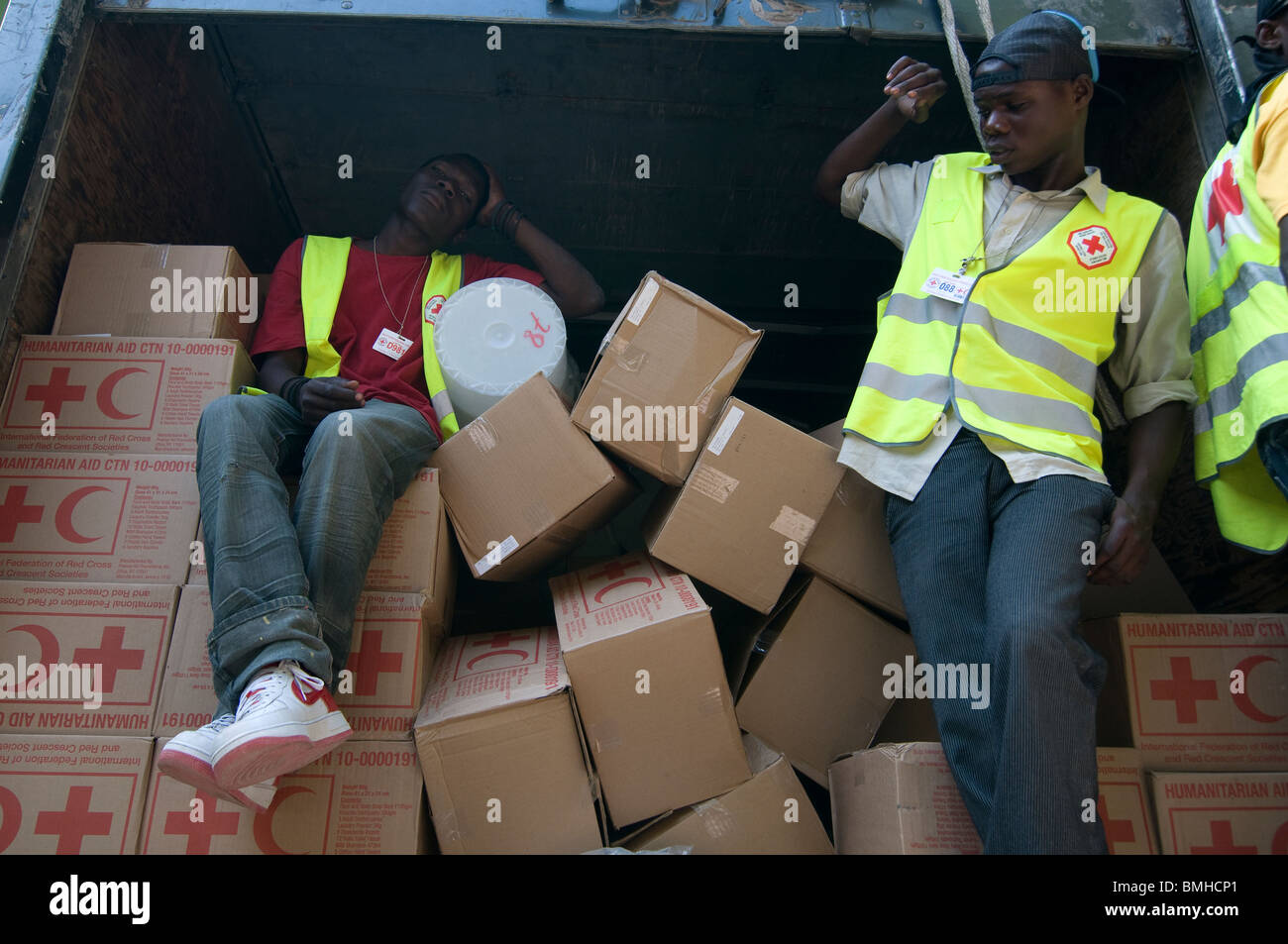 Les habitants distribuent de la nourriture provenant du mouvement international de la Croix-Rouge et du Croissant-Rouge de la FICR à Port-au-Prince-Haïti Banque D'Images