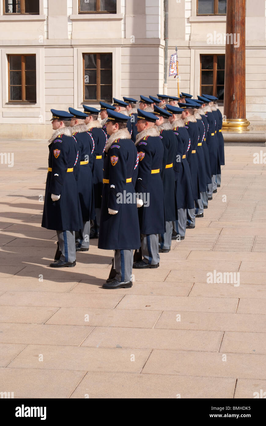 Les gardes du château de Prague en formation Banque D'Images