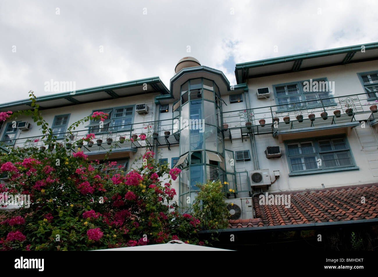 Philippines, Manille, Malate Pensionne, célèbre backpackers hotel dans le quartier de malate de Manille, maintenant avec un Starbucks à l'avant Banque D'Images