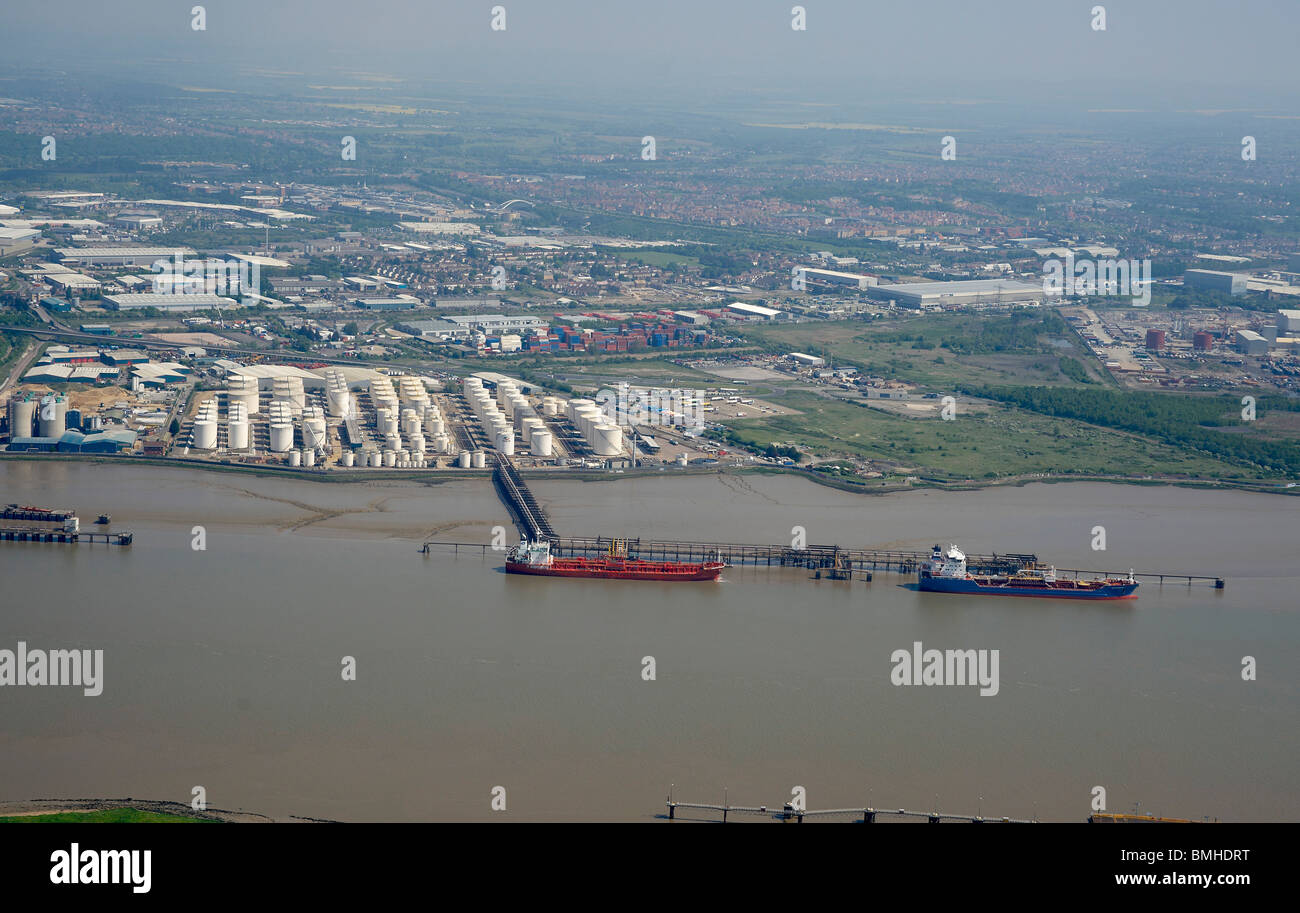 Des pétroliers amarrés sur la Tamise, juste en aval de la Dartford Crossing, Angleterre du Sud-Est Banque D'Images