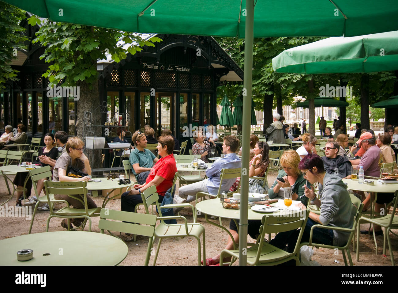 Parisiens profitez d'une journée ensoleillée dans le Parc du Luxembourg, Paris, France Banque D'Images