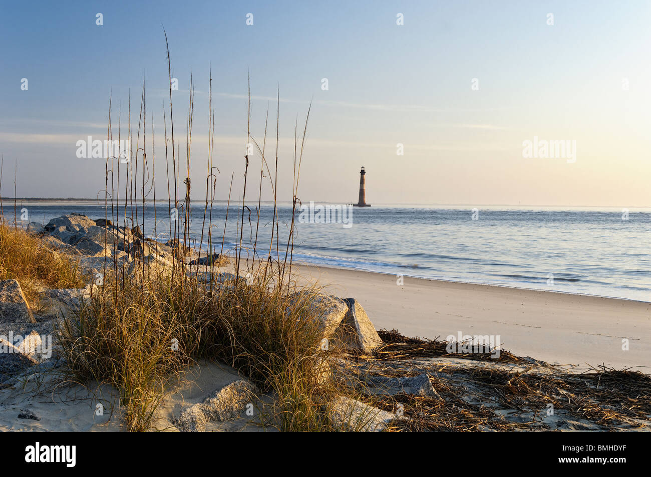 Première Lumière de matin sur Morris Phare à Folly Beach dans le comté de Charleston, Caroline du Sud Banque D'Images