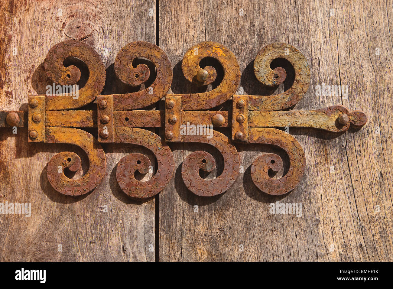 Ronda, Malaga, Espagne ; preuve vieille porte sur charnière décorative Banque D'Images