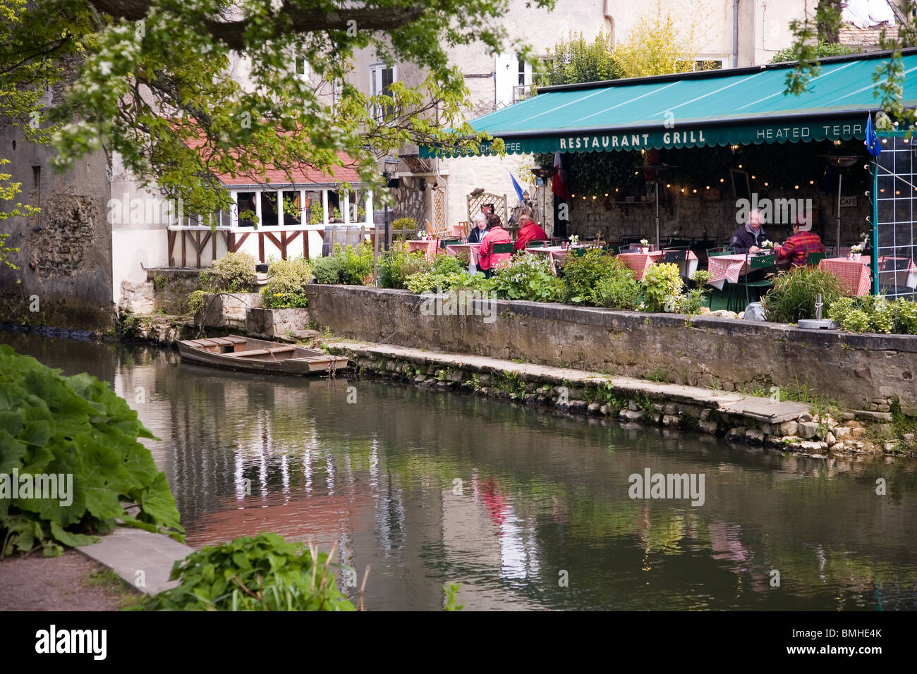 Un restaurant calme et isolé sur la rivière l'Aure à Bayeux, Normandie, France Banque D'Images