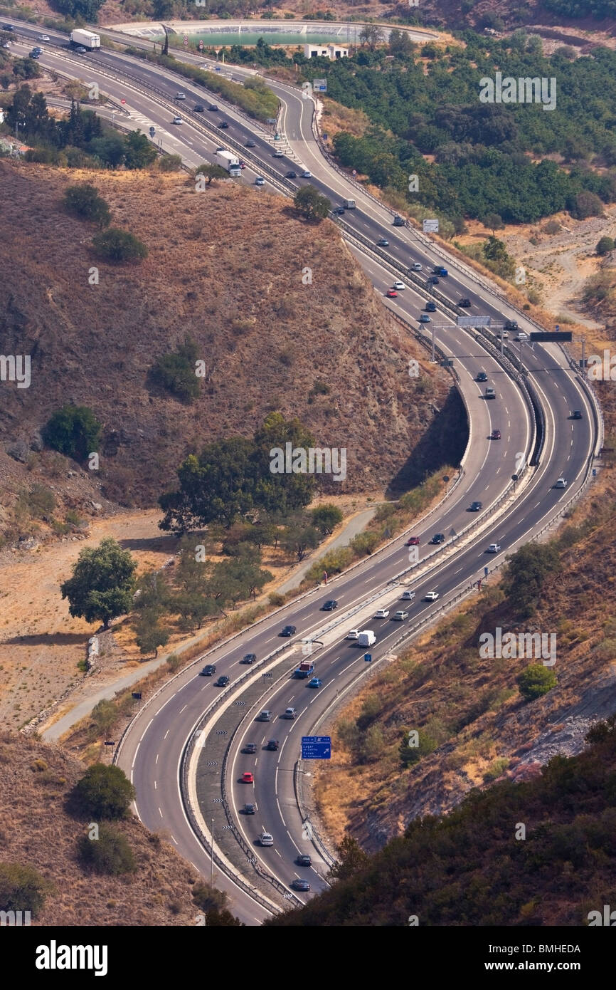 L'Autoroute Près de Malaga, Andalousie, Espagne ; route serpentant à travers Landscape Banque D'Images